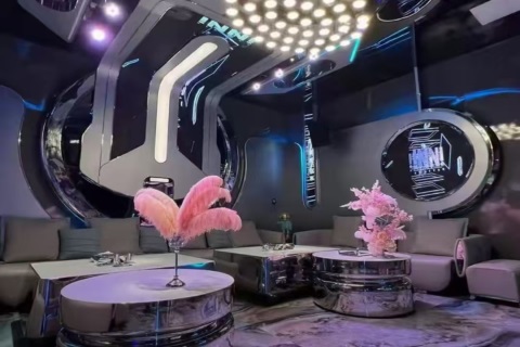 江城夜色绽放职场新舞台